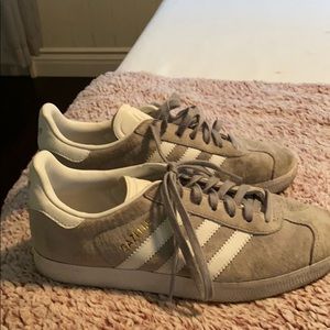 Women’s Adidas gazelle in size 6